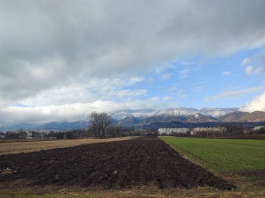 Tarlaları olan güzel dağ manzarası