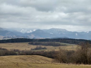 Bulutlu bir günde güzel dağ manzarası