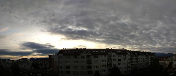 Bunter Sonnenuntergang Über Den Gebäuden Der Stadt Slowakei — Stockfoto