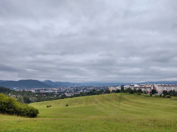 Hermoso Paisaje Montaña Con Ciudad Fondo — Foto de Stock