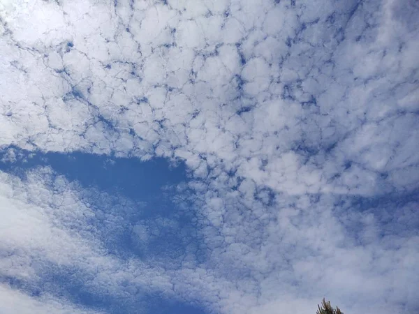 Όμορφα Άσπρα Σύννεφα Στον Ουρανό — Φωτογραφία Αρχείου