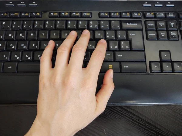 Fechar Mão Feminina Digitando Teclado — Fotografia de Stock