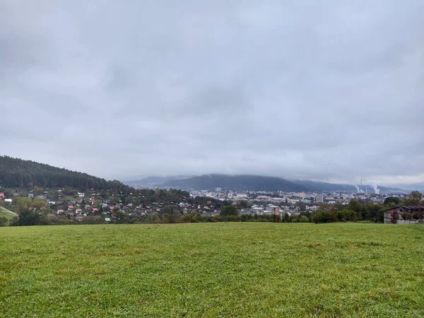 Krásná Horská Krajina Městem Pozadí — Stock fotografie