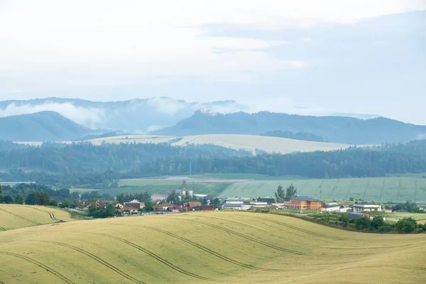 Schöne Landschaft Mit Feld Bergen Und Stadt — Stockfoto