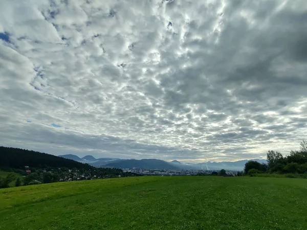 Hermoso Paisaje Montaña Con Campo Ciudad Europa — Foto de Stock