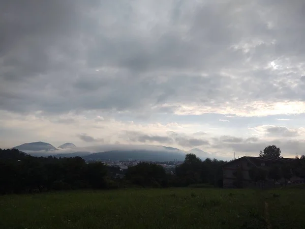 Beau Paysage Montagne Avec Ville Arrière Plan — Photo