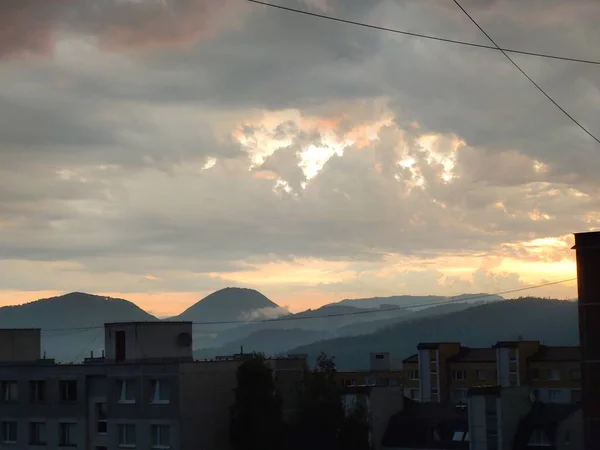 Blick Auf Die Europäische Stadt Bei Sonnenuntergang Den Bergen — Stockfoto