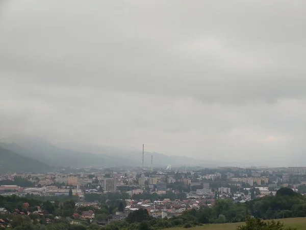 Avrupa Şehri Bulutlu Bir Günde Dağlarda — Stok fotoğraf