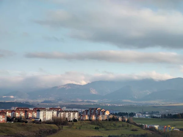 Bela Paisagem Montanhosa Com Cidade Fundo — Fotografia de Stock