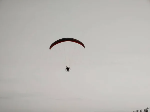 Gökyüzünde Doğa Arka Planında Uçan Paraglider — Stok fotoğraf