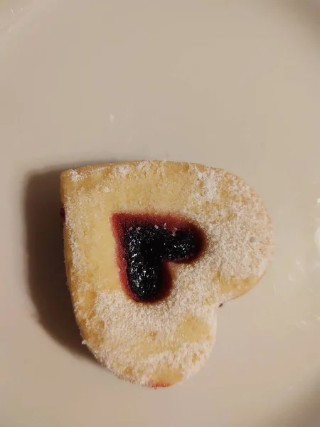 Primo Piano Biscotti Forma Cuore Con Marmellata Piatto Bianco — Foto Stock