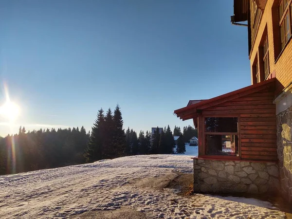 Vacker Vinterskog Berg Med Trähus — Stockfoto