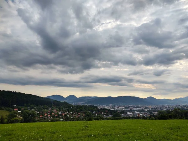 Schöne Landschaft Mit Bergen Und Stadt Hintergrund — Stockfoto