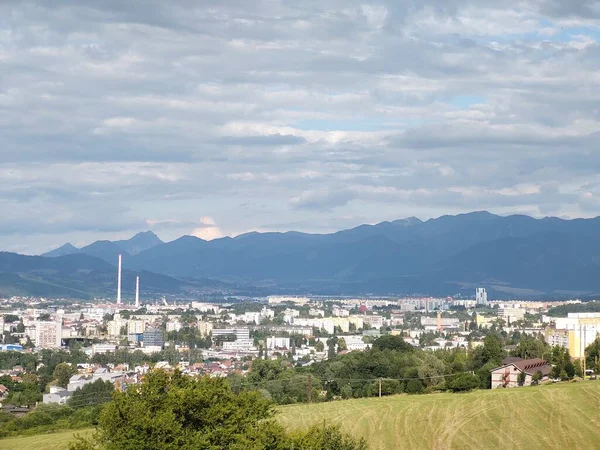 Schöne Berglandschaft Mit Feld Und Stadt Europa — Stockfoto