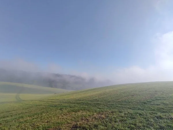Ορεινό Τοπίο Ομιχλώδη Πρωί — Φωτογραφία Αρχείου