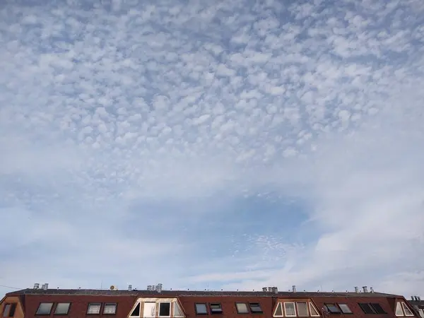 Parte Edifício Sobre Fundo Céu Nublado — Fotografia de Stock