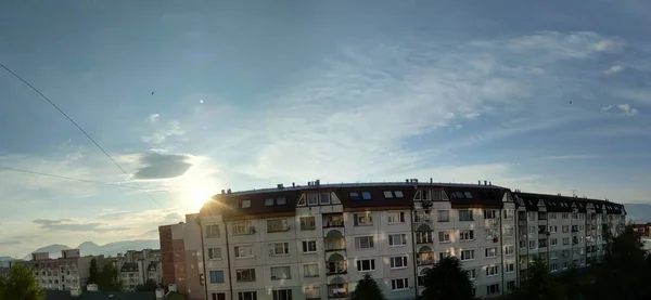 Farbenfroher Sonnenuntergang Oder Sonnenaufgang Über Den Gebäuden Der Stadt Slowakei — Stockfoto