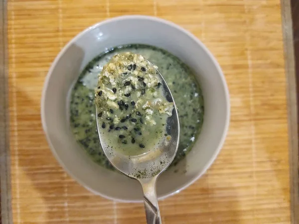 おいしいグリーンスープを間近で見ることができます — ストック写真