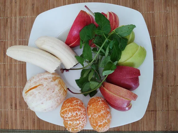 Färska Och Välsmakande Fruktskivor Tallriken — Stockfoto