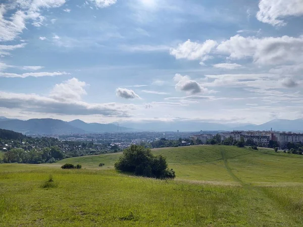 Bellissimo Paesaggio Montano Con Città Sullo Sfondo — Foto Stock