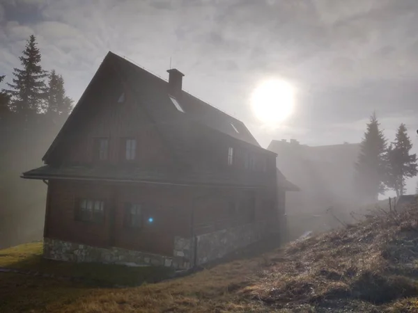 Európai Falu Fából Készült Házakkal Ködös Reggelen — Stock Fotó