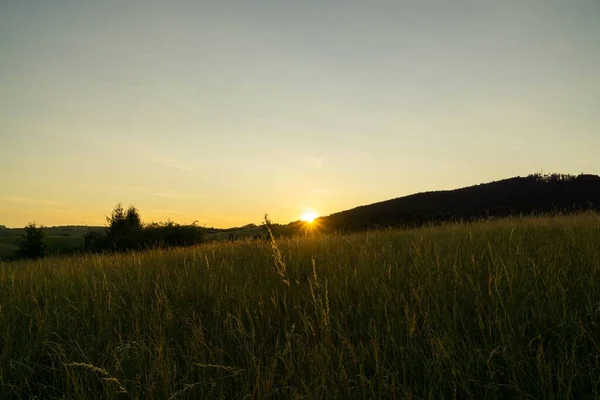 Belo Pôr Sol Sobre Campo Montanha — Fotografia de Stock