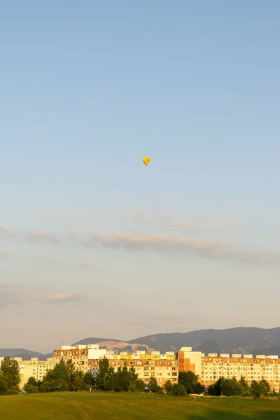 都市上空を飛行する気球 — ストック写真