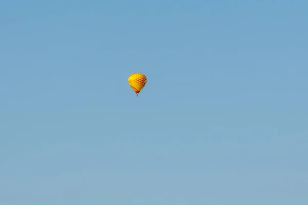 Αερόστατο Θερμού Αέρα Στον Γαλάζιο Ουρανό — Φωτογραφία Αρχείου