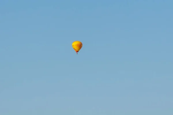 Balon Gorące Powietrze Błękitnym Niebie — Zdjęcie stockowe