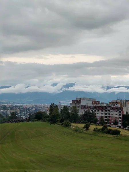 Прекрасний Гірський Краєвид Европейським Містом — стокове фото
