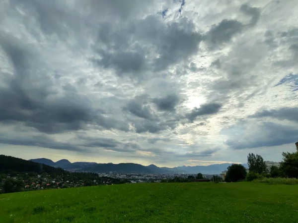 背景に街と美しい山の風景 — ストック写真