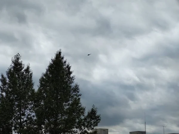 구름낀 하늘을 나르는 헬리콥터 — 스톡 사진