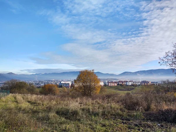 Krásná Horská Krajina Městem Pozadí — Stock fotografie