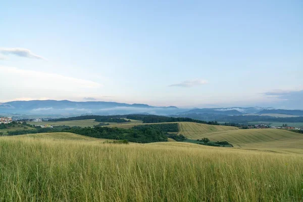 Piękny Krajobraz Górski Polami — Zdjęcie stockowe