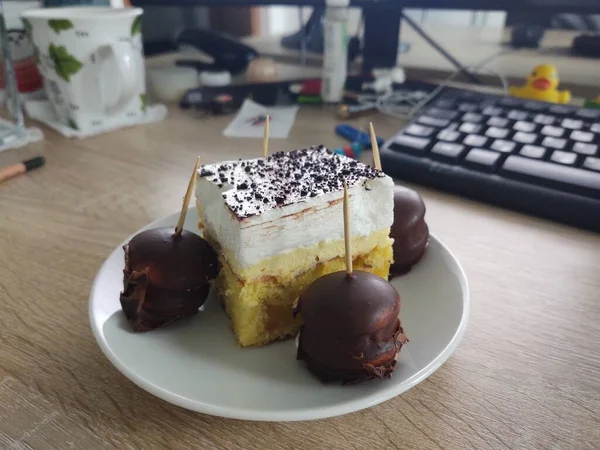 Csokoládé Torta Krémmel Tányéron — Stock Fotó