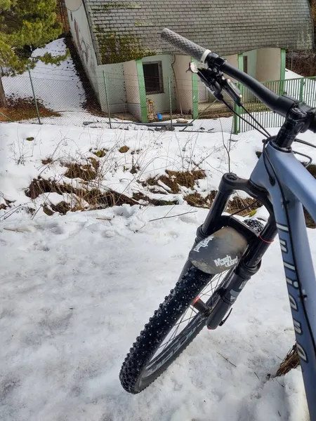 Parte Della Bicicletta Sportiva Sulla Neve — Foto Stock