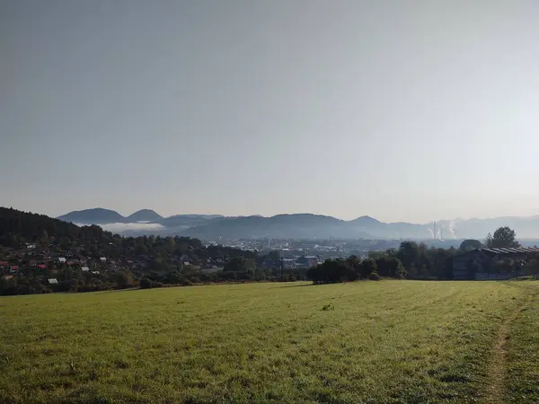 Hermoso Paisaje Montaña Con Ciudad Fondo — Foto de Stock