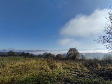 Bulutlu güzel dağ manzarası