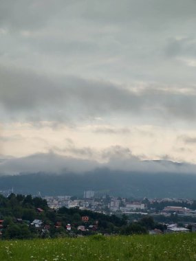 Dağlardaki Avrupa kenti manzarası