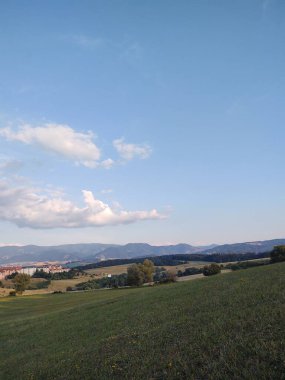 Arka planda şehir olan güzel dağ manzarası