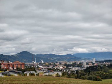 Arka planda şehir olan güzel dağ manzarası