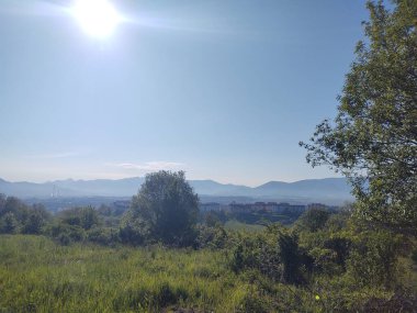 Güneşli bir günde güzel dağ manzarası