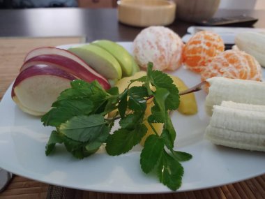 Taze ve lezzetli meyveler tabakta