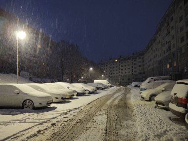 Geceleri karlı havada Avrupa kenti