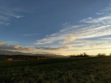 Gün batımında güzel dağ manzarası