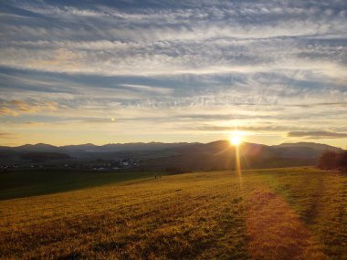 Gün batımında güzel dağ manzarası
