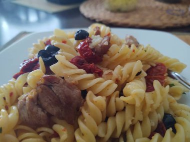 Et ve sebzeli makarna.