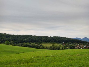 Bulutlu bir günde güzel dağ manzarası