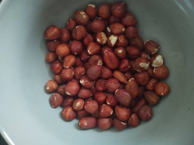 Tabaktaki fındıkları kapat.