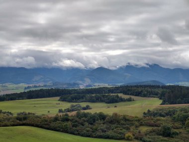 Bulutlu gökyüzünde güzel dağ manzarası
